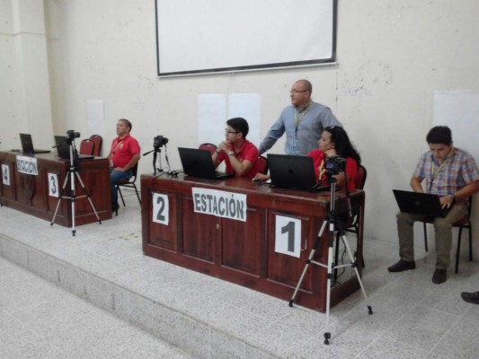 Estudiante de enfermería, la primera en recibir el nuevo carné de la Universidad Nacional Autónoma de Honduras