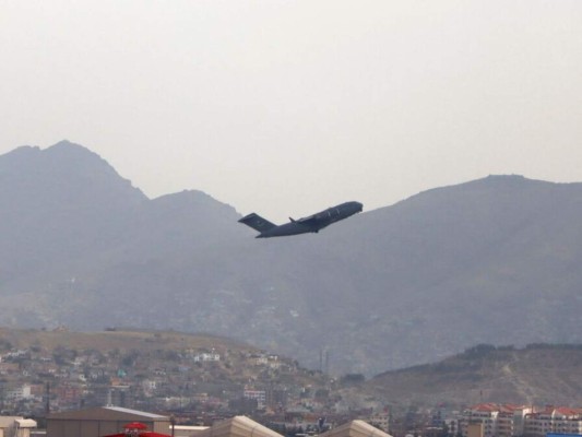 Últimas tropas de EE UU salen de Afganistán un día antes de la fecha límite