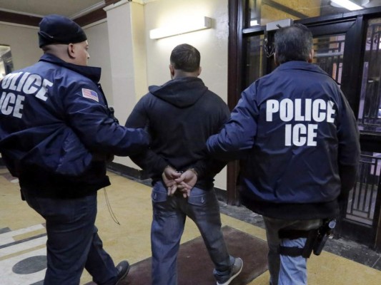 Migración de EEUU publica su política de arrestar indocumentados en tribunales