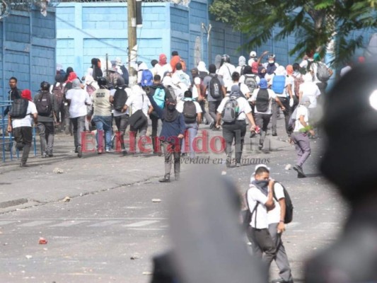 FOTOS: El enfrentamiento entre policías y estudiantes del Central en imágenes