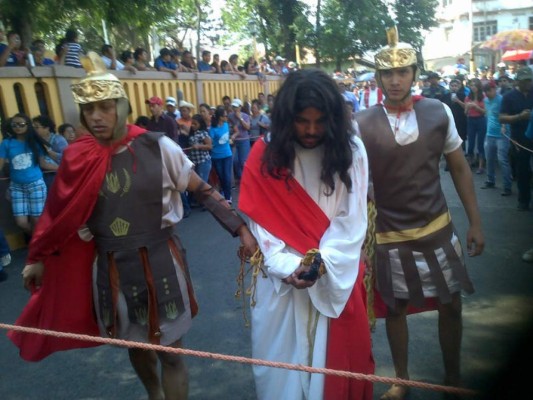 Fe y devoción de hondureños en solemne procesión del Vía Crucis