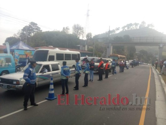 Entregan mini kits de verano en las diferentes salidas de la capital de Honduras