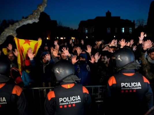 Aplazan investidura de Puigdemont y se airean divisiones entre separatistas de Cataluña&nbsp;&nbsp;