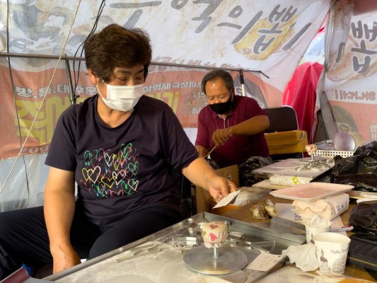 La historia detrás de los dulces dalgona y la locura que desataron tras El Juego del Calamar