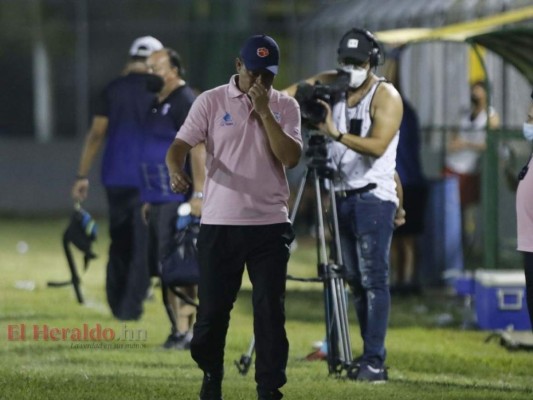 Los rostros de tristeza de los jugadores del Real de Minas por el descenso