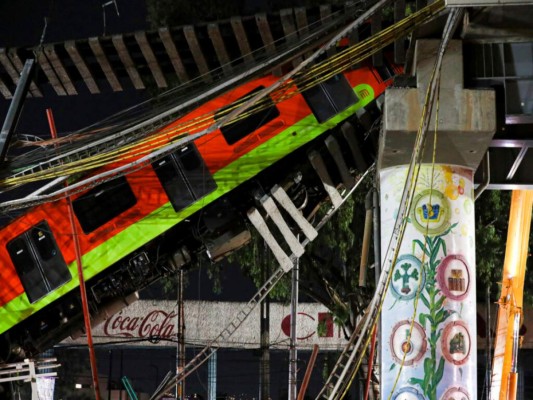 En esta fotografía del 4 de mayo de 2021, los vagones del metro de la Ciudad de México yacían en ángulo después de que una sección de la Línea 12 se viniera abajo. (AP Foto/Marco Ugarte, archivo).