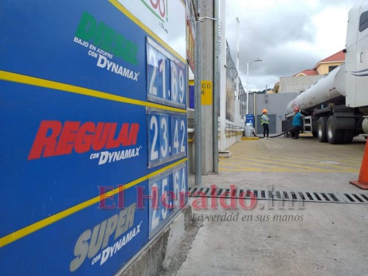 Honduras: Gasolineras ya tienen combustible y se registran largas filas de vehículos