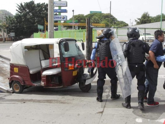 Impactantes imágenes del enfrentamiento entre transportistas y policías en la colonia Loarque