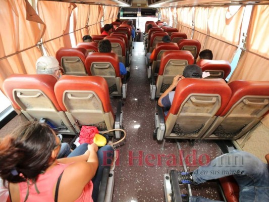 FOTOS: Estrictas medidas de bioseguridad y pocos pasajeros en buses interurbanos