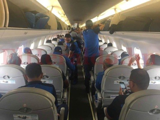 El Ñangui Cardona 'le hizo el viaje' a los seleccionados de Honduras en el avión rumbo a México