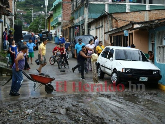 Un día festivo convertido en tragedia: Dos mujeres muertas y daños por lluvias en la capital (FOTOS)