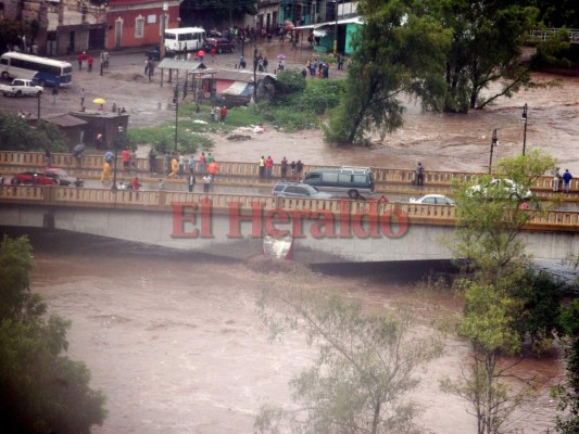 Impactantes imágenes de la crecida del río Choluteca en la capital de Honduras