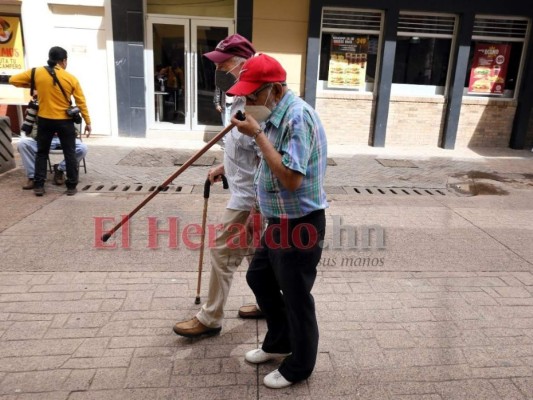 FOTOS: Niños y adultos mayores vuelven a las calles, tras aflojar medidas de circulación