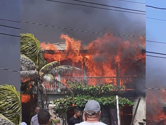Voraz incendio consume al menos dos viviendas en Roatán
