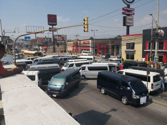 Conductores de buses brujitos piden comida al Instituto de Transporte ante crisis