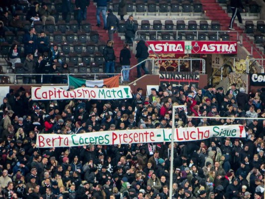 Barra de club alemán dedica manta a la hondureña Berta Cáceres