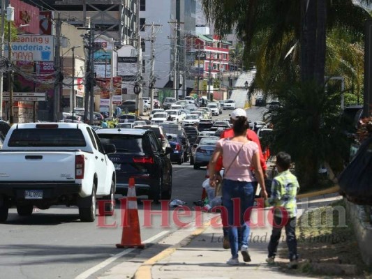 La aglomeración de carros es inevitable durante la mañana y la tarde. Foto: Efraín Salgado /El Heraldo
