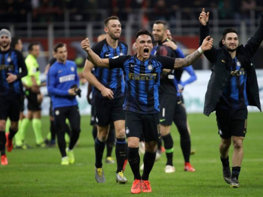 El Inter avanzó al tercer puesto, dos puntos sobre el Milan. Los primeros cuatro de la tabla clasifican para la Liga de Campeones de la próxima temporada. (AP)