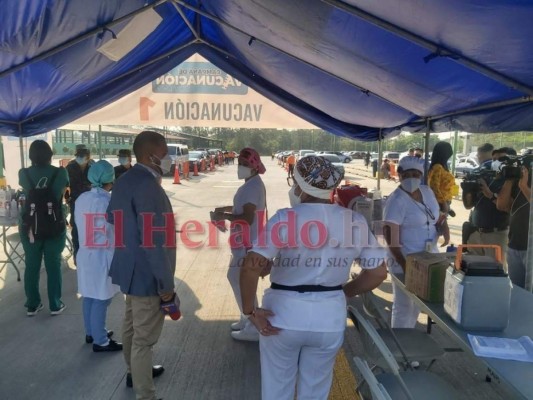 FOTOS: Así inició la jornada de vacunación de adultos mayores contra el covid en la capital
