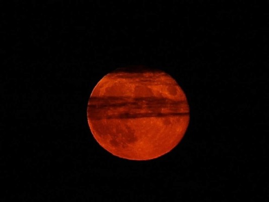 Este fenómeno recibe el nombre de Luna de Sangre debido al color rojizo que adquiere el satélite durante el eclipse.