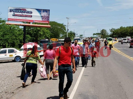 Taxistas en Choluteca se toman la carretera que conecta con Tegucigalpa por alzas al combustibles