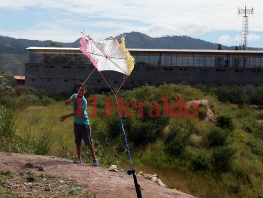 Volar barriletes, la diversión de niños capitalinos en cualquier época del año