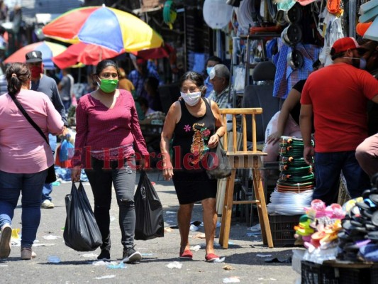 FOTOS: Capitalinos abarrotan este viernes los mercados, pese a restricciones