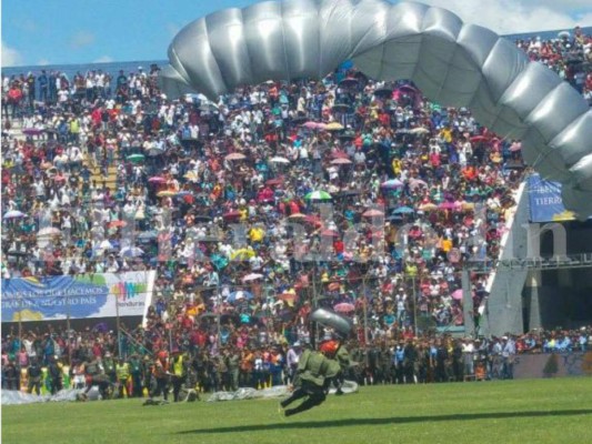 Paracaidistas y estrategias militares presentes en desfiles patrios 2016