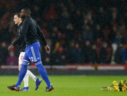Con la bandera de Argentina y junquillos amarillos recuerdan a Emiliano Sala