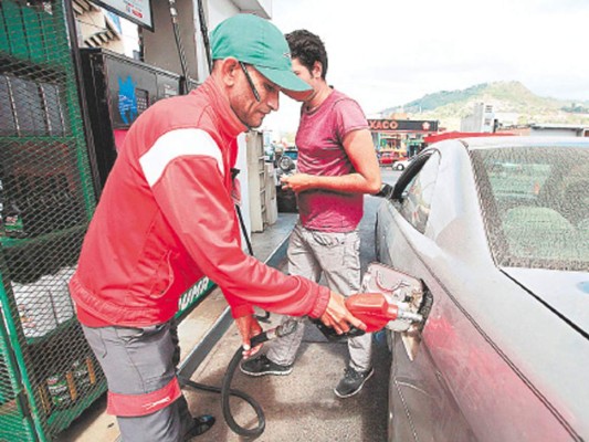 Gasolinas bajan 67 y 69 centavos el lunes en la capital