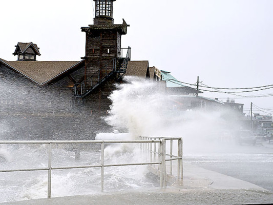 Debby estacionada sobre Florida con lluvias torrenciales
