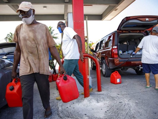 FOTOS: El huracán Isaías azota las Bahamas mientras avanza a Florida