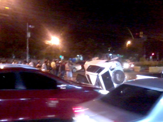 Hombres armados y con pasamontañas se accidentan en la colonia Kennedy