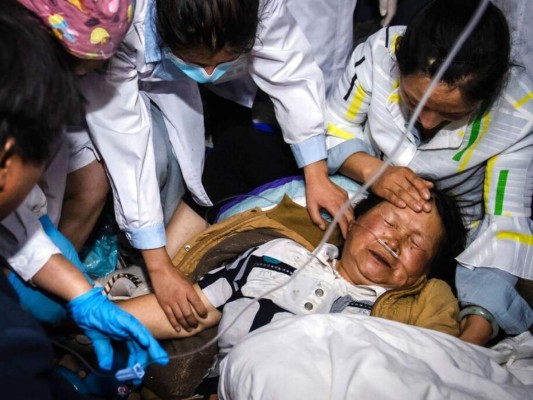 En esta foto difundida por la agencia de noticias Xinhua, socorristas atienden a una mujer el sábado 22 de mayo de 2021 después de un sismo en el municipio autónomo de Yangbi Yi, en la provincia china de Yunnan. Foto: AP