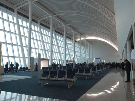 México: Hombre intentó que hondureños abordaran vuelo con documentos falsos