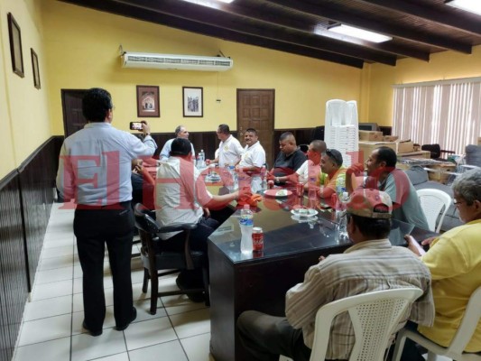 Sin acuerdo taxistas y la AMDC sobre aumento a la tasa vial en la capital
