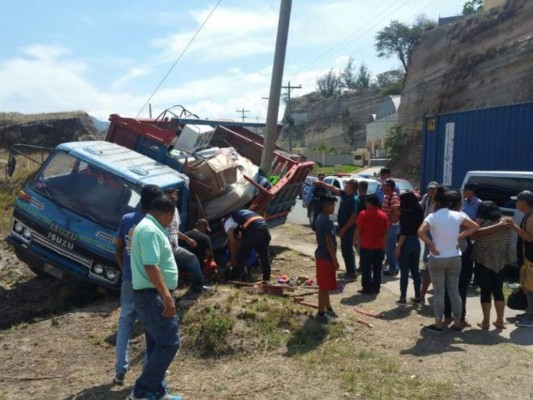 Cuatro personas heridas deja choque en el anillo periférico de la capital