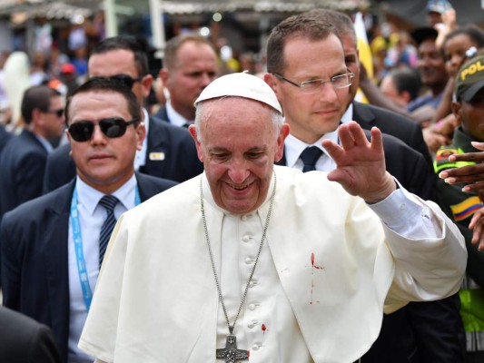 Francisco se hiere el rostro al golpearse contra el papamóvil en Colombia