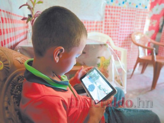 Alumnos de primaria utilizan las tablets de Educación para jugar carritos
