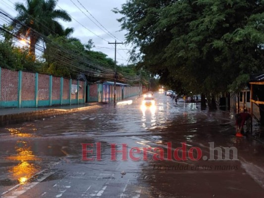 Calles inundadas dejan fuertes lluvias que azotaron la capital&nbsp;&nbsp;