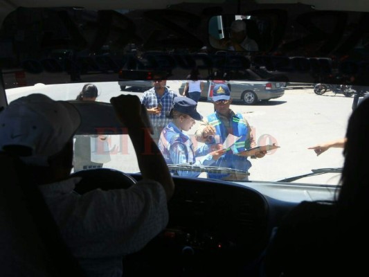 Veraneantes abandonan masivamente la capital rumbo al norte y sur de Honduras