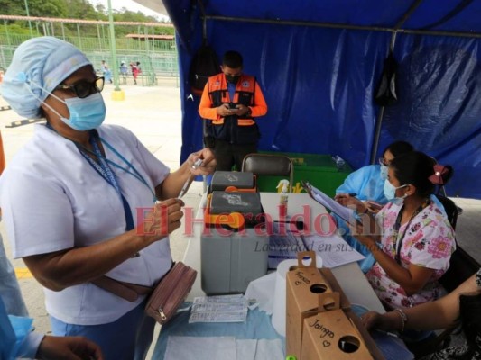 FOTOS: Siguen desbordados los centros de vacunación en la capital
