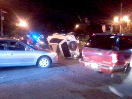 Hombres armados y con pasamontañas se accidentan en la colonia Kennedy