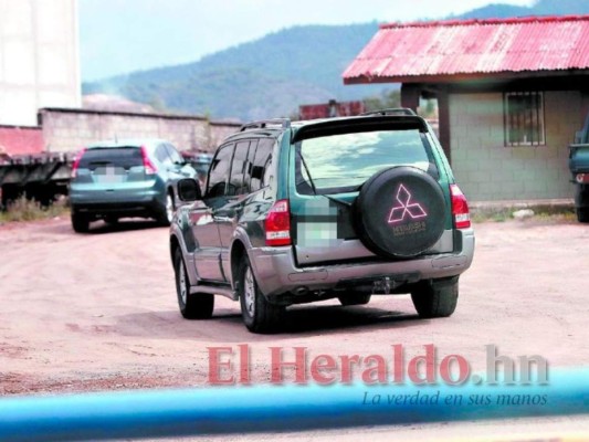 Las filas de vehículos con personas dispuestas a vacunarse comenzaron a ser más constantes en el predio propiedad de Wilkin Montalván. Foto: El Heraldo