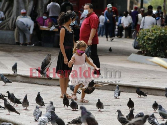 FOTOS: Niños y adultos mayores vuelven a las calles, tras aflojar medidas de circulación