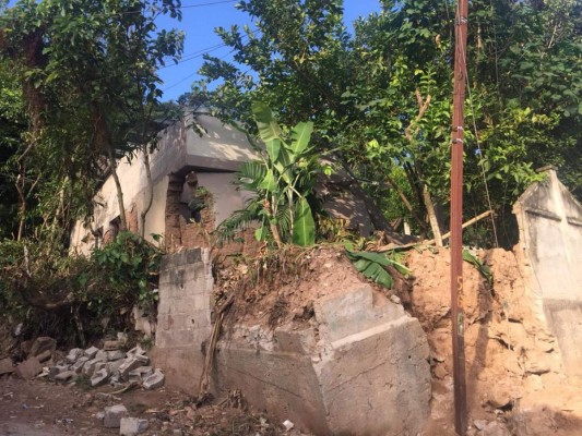 Evacúan a familias afectadas por derrumbes en la colonia Gracias a Dios de Santa Bárbara