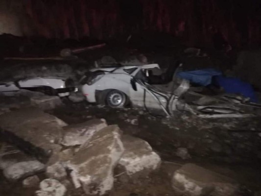 Las imágenes que dejó la caída de un muro sobre vehículos en Ecuador