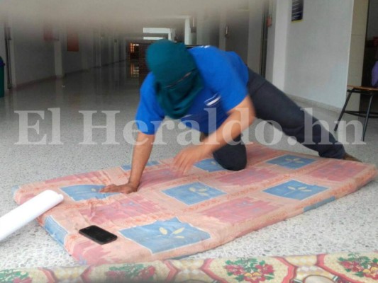 Estudiantes comienzan a entregar edificios de la UNAH entre desacuerdos