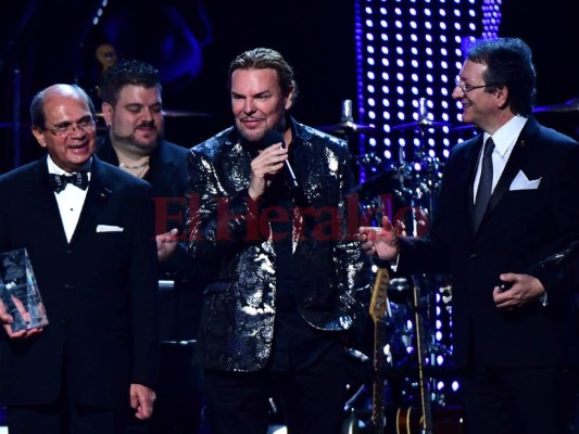 Vocalista de Maná dedica reconocimiento en los Latin Grammy a la caravana migrante