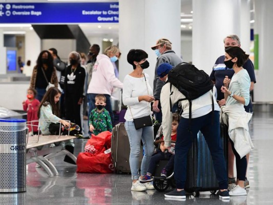La Casa Blanca ya anunció que desde 'principios de la semana que viene', todos los viajeros deberán, además de estar vacunados, presentar una prueba negativa realizada el día antes de su partida. Foto: AFP